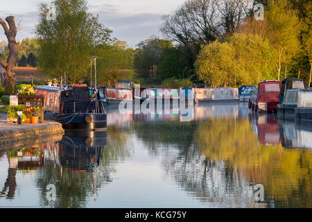 Narrowboats en bassin du canal sur le canal d'Oxford Oxfordshire England Thrupp Banque D'Images