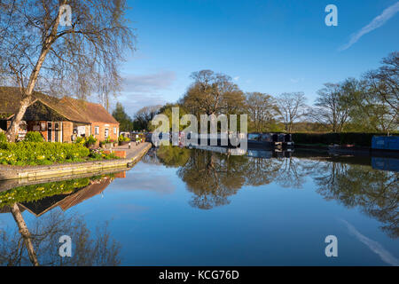 Narrowboats en bassin du canal sur le canal d'Oxford Oxfordshire England Thrupp Banque D'Images