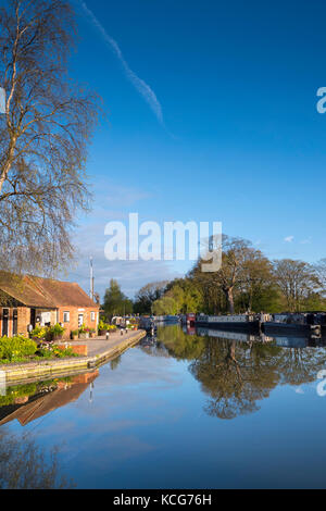 Narrowboats en bassin du canal sur le canal d'Oxford Oxfordshire England Thrupp Banque D'Images