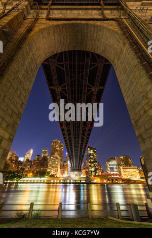 Vue nocturne de gratte-ciel de Midtown East de dessous l'Ed Koch Queensboro Bridge. Roosevelt Island, Manhattan, New York City Banque D'Images