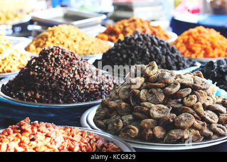 Le zephyr maison rose sur papier de boulangerie noir. Gros plan Banque D'Images