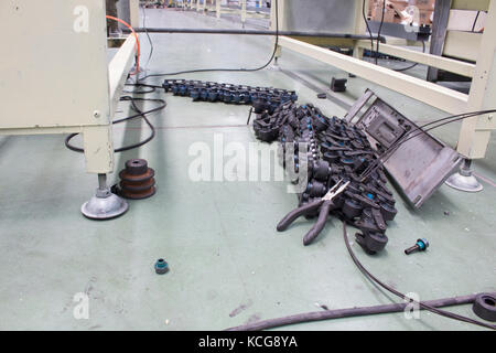 Pinces et convoyeur à chaîne de configuration de la ligne de production Banque D'Images