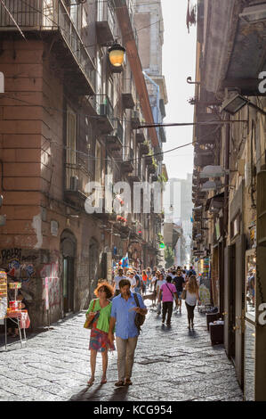 Rue étroite dans le centre historique (centro storico), Naples, Italie Banque D'Images