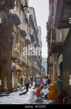 Rue étroite dans le centre historique (centro storico), Naples, Campanie, Italie Banque D'Images