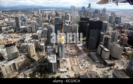 Vue aérienne de Seattle du toit de Denny Park à la recherche vers le bas du sud 7e & 8e Avenue à Bell Street, en face de la rue Blanchard & Lenora Street, USA Banque D'Images