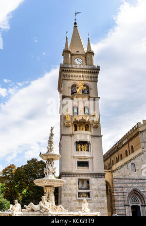 La tour de Duomo et fontaine de orione à Messine, Sicile, Italie, Banque D'Images