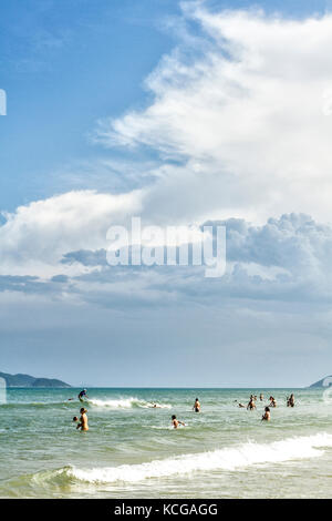 Nuages orageux approchant d'Acores Beach. Florianopolis, Santa Catarina, Brésil. Banque D'Images