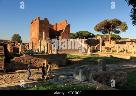 Temple principal de Jupiter, Junon et Minerve, ruines d'Ostia Antica, près de Rome, Italie. Banque D'Images