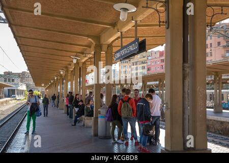 Les Roms de la gare de Porta S. Paolo, Rome, Italie. Banque D'Images