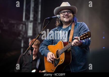 Le groupe de rock alternatif américain Wilco effectue un concert live au festival de musique Bergenfest norvégien en 2016. Ici chanteur, musicien et auteur-compositeur Jeff Tweedy est vu sur scène. La Norvège, 16/06 2016. Banque D'Images