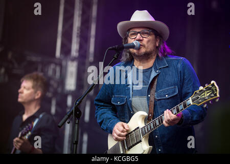 Le groupe de rock alternatif américain Wilco effectue un concert live au festival de musique Bergenfest norvégien en 2016. Ici chanteur, musicien et auteur-compositeur Jeff Tweedy est vu sur scène. La Norvège, 16/06 2016. Banque D'Images