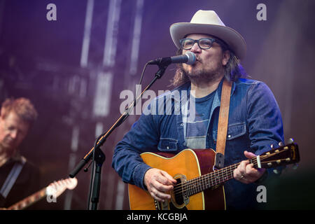 Le groupe de rock alternatif américain Wilco effectue un concert live au festival de musique Bergenfest norvégien en 2016. Ici chanteur, musicien et auteur-compositeur Jeff Tweedy est vu sur scène. La Norvège, 16/06 2016. Banque D'Images