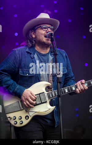 Le groupe de rock alternatif américain Wilco effectue un concert live au festival de musique Bergenfest norvégien en 2016. Ici chanteur, musicien et auteur-compositeur Jeff Tweedy est vu sur scène. La Norvège, 16/06 2016. Banque D'Images