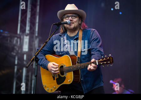 Le groupe de rock alternatif américain Wilco effectue un concert live au festival de musique Bergenfest norvégien en 2016. Ici chanteur, musicien et auteur-compositeur Jeff Tweedy est vu sur scène. La Norvège, 16/06 2016. Banque D'Images