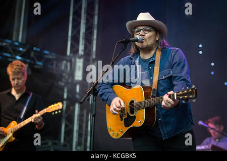 Le groupe de rock alternatif américain Wilco effectue un concert live au festival de musique Bergenfest norvégien en 2016. Ici chanteur, musicien et auteur-compositeur Jeff Tweedy est vu sur scène. La Norvège, 16/06 2016. Banque D'Images