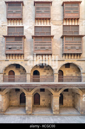 Façade de wikala (caravansérail) de bazaraa, avec arcades voûtées et des fenêtres couvertes par des grilles en bois entrelacé (moucharabieh contemporain), adaptée en tombakshia st Banque D'Images