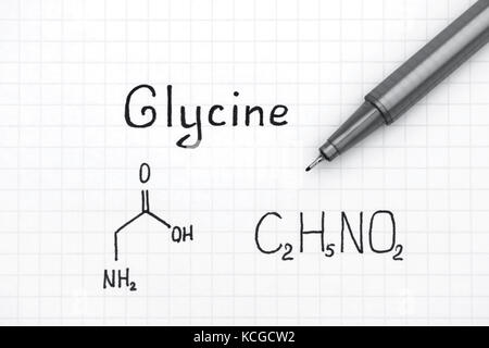 Formule chimique de la glycine avec stylo noir. close-up. Banque D'Images