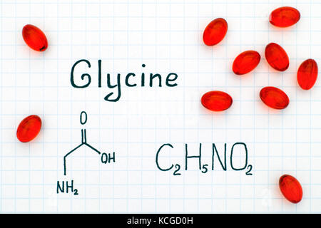 Formule chimique de la glycine avec certaines pilules rouge. close-up. Banque D'Images