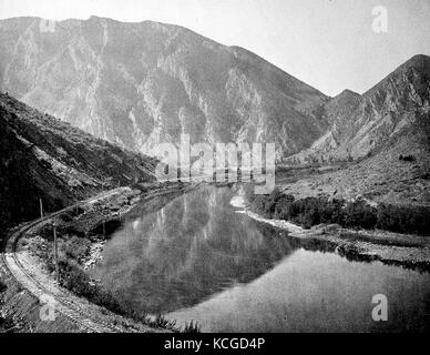 États-unis d'Amérique, paysage montagneux en arrière-plan et la ligne de chemin de fer le long de la Canon Jefferson dans l'État du Montana, l'amélioration numérique reproduction d'une photo historique de l'année 1899 (estimé) Banque D'Images