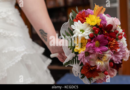 Mains d'une mariée en robe de mariée Banque D'Images