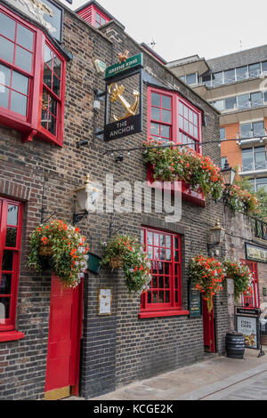 L'ancrage historique du 17ème siècle hostal / restaurant, qui fait face à la Tamise, Bankside, près de London Bridge. Park Street, Londres, Angleterre, Royaume-Uni. Banque D'Images