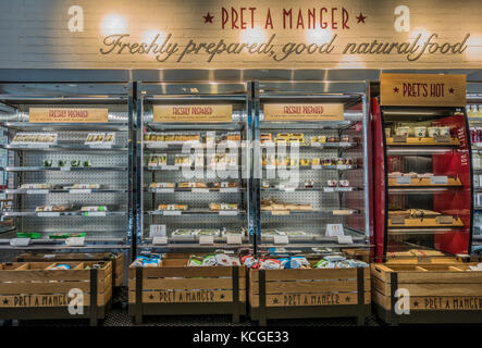 Des sandwichs frais dans des glacières, les paquets de chips dans des boîtes et des plats chauds, tous sur l'affichage à une succursale de Pret a manger à Londres, Angleterre, Royaume-Uni. Banque D'Images