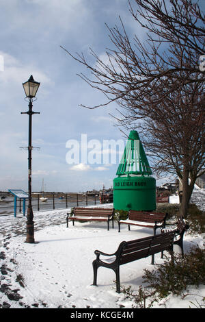 Vieux leigh bouée, lampadaire et sièges, sous la neige, à Leigh-on-sea, Essex, Angleterre. Banque D'Images