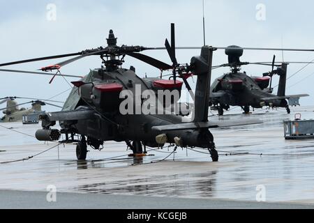 Sur un froid, venteux, après-midi pluvieux, Apache et des hélicoptères Chinook du 1er Bataillon, 3e Régiment d'aviation d'attaque (Reconnaissance), 12e lutter contre un Banque D'Images