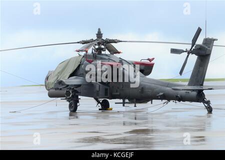 Par un froid, venteux et pluvieux après-midi, un hélicoptère Apache AH-64 du 1er Bataillon, 3e Régiment d'aviation d'attaque (Reconnaissance), 12e combattre Aviat Banque D'Images