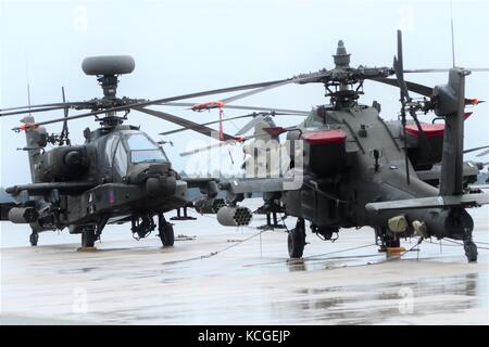 Par un froid, venteux et pluvieux, les hélicoptères Apache de l'après-midi du 1er Bataillon, 3e Régiment d'aviation d'attaque (Reconnaissance), 12e de l'aviation de combat Brig Banque D'Images