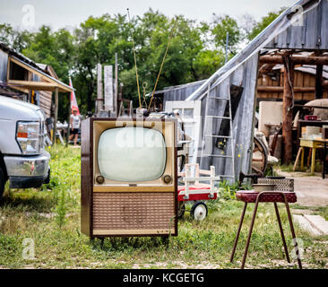 Un millésime de la télévision et d'autres éléments à un marché aux puces en plein air, au Manitoba, Canada. Banque D'Images