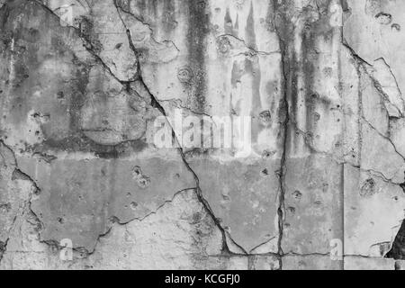 Vieux Mur fissurés, endommagés et avec de vrais trous de balle à partir de la seconde guerre mondiale à Gdansk, Pologne. texture de fond en noir et blanc. Banque D'Images