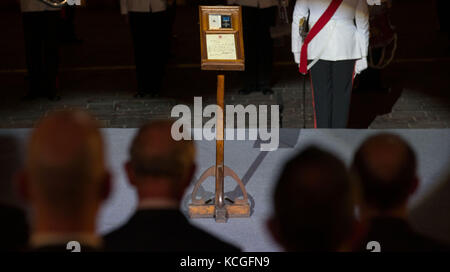Le Prince de Galles (deuxième à partir de la gauche) observe les commémorations du 75e anniversaire de l'attribution de la Croix de George à l'île de Malte, lors d'une visite dans le pays. Banque D'Images