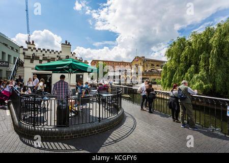 Photo grand angle de Camden Lock dans une journée ensoleillée avec des nuages, des arbres, beaucoup de gens par le canal à Londres. Banque D'Images