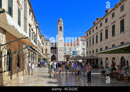 La rue principale Stradun et tour de l'horloge en place Luza, vieille ville de Dubrovnik, Croatie, UNESCO World Heritage site, Dalmatie, côte dalmate, l'Europe. Banque D'Images