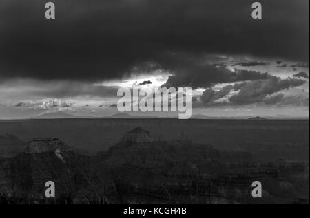 Une photo en noir et blanc de l'approche d'une tempête sur le grand canyon. Banque D'Images