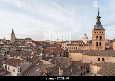 Centre-ville et l'église San Martín, Segovia, Espagne Banque D'Images