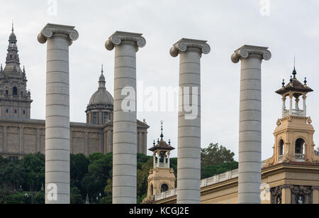 Architecture Puig i Cadafalch autour de Palau Nacional, Barcelone, Catalogne, Espagne Banque D'Images