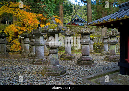 Lanternes en pierre de futarasan shrine à Nikko, Japon Banque D'Images