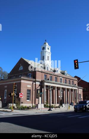 Paysage de ville avec la circulation dans le massachusetts avec les bâtiments et les gens et les lumières de la Nouvelle-Angleterre. Banque D'Images