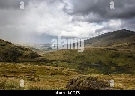 Vue depuis la route piste mineurs près de pen-y-pass dans les montagnes du parc national de Snowdonia, Gwynedd, au nord du Pays de Galles, Royaume-Uni Banque D'Images