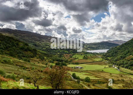 Vallée d'Afon glaslyn à llyn gwynant & vers le parc national de Snowdonia, beddgelert gwynedd au Pays de Galles de Snowdon view point Banque D'Images