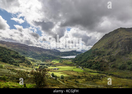 Vallée d'Afon glaslyn à llyn gwynant & vers le parc national de Snowdonia, beddgelert gwynedd au Pays de Galles de Snowdon view point Banque D'Images