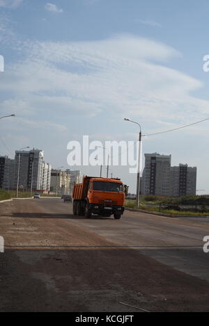 Kamaz russe moderne véhicule se déplace le long d'une route ou une rue russe vide dans un tout nouveau projet de logement Banque D'Images