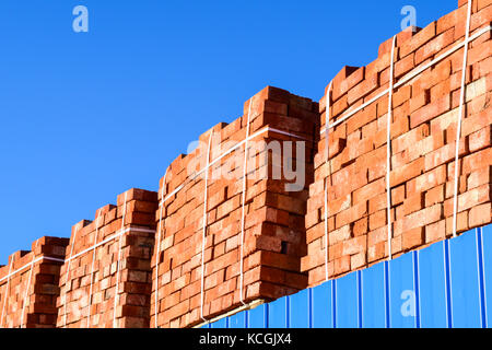 Des briques rouges superposés en cubes. briques d'entrepôt de stockage des produits d'une usine de production de.. Banque D'Images