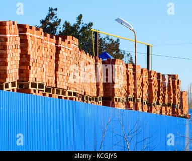 Des briques rouges superposés en cubes. briques d'entrepôt de stockage des produits d'une usine de production de.. Banque D'Images