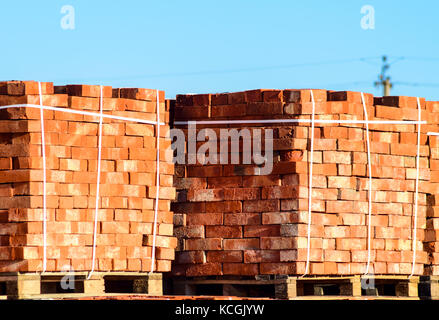 Des briques rouges superposés en cubes. briques d'entrepôt de stockage des produits d'une usine de production de.. Banque D'Images