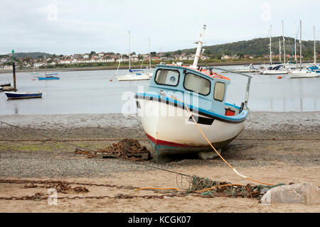 Un vieux bateau en bois park seul sur la plage de sable Banque D'Images