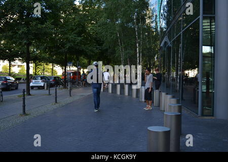 Borne on city street de Berlin Banque D'Images