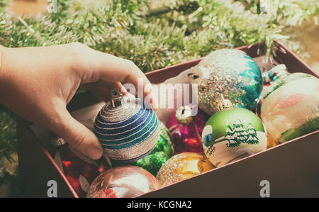 Décorations de Noël, des boules et un bonhomme Banque D'Images